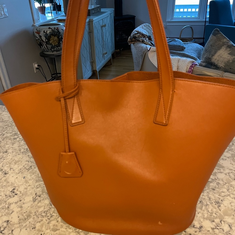 Italic leather tote